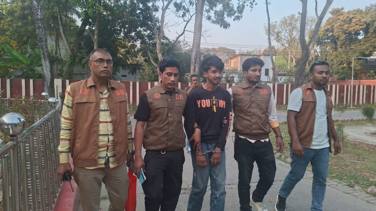 রাজবাড়ীতে ২০ হাজার টাকা চুক্তিতে অস্ত্র পাচারকালে বিদেশী পিস্তল-গুলি ও ম্যাগজিনসহ যুবক গ্রেপ্তার