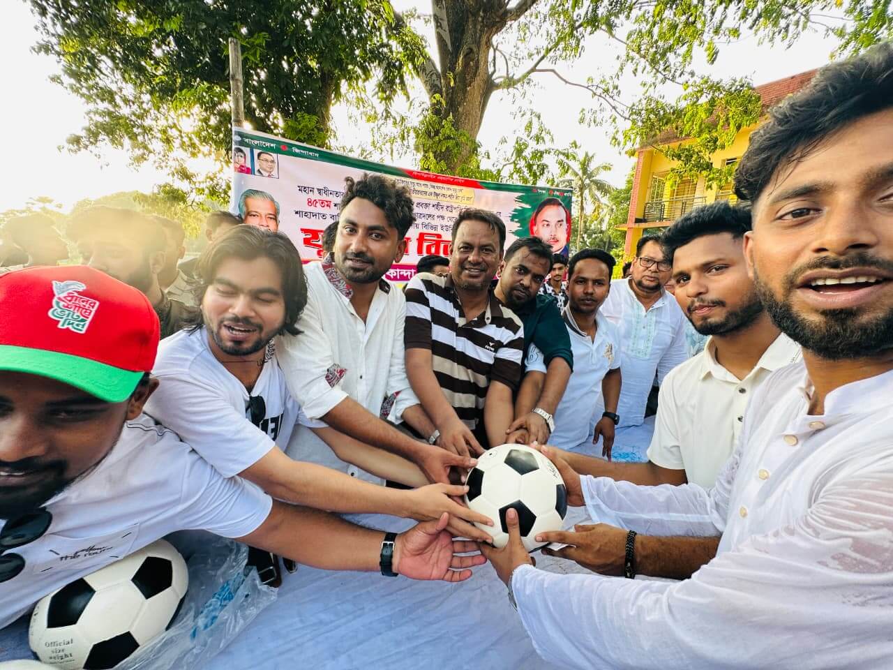 নগরকান্দায় শহীদ রাষ্ট্রপতি জিয়াউর রহমানের ৪৫ তম শাহাদাৎ বার্ষিকী উপলক্ষে ছাত্রদলের ফুটবল বিতরণ