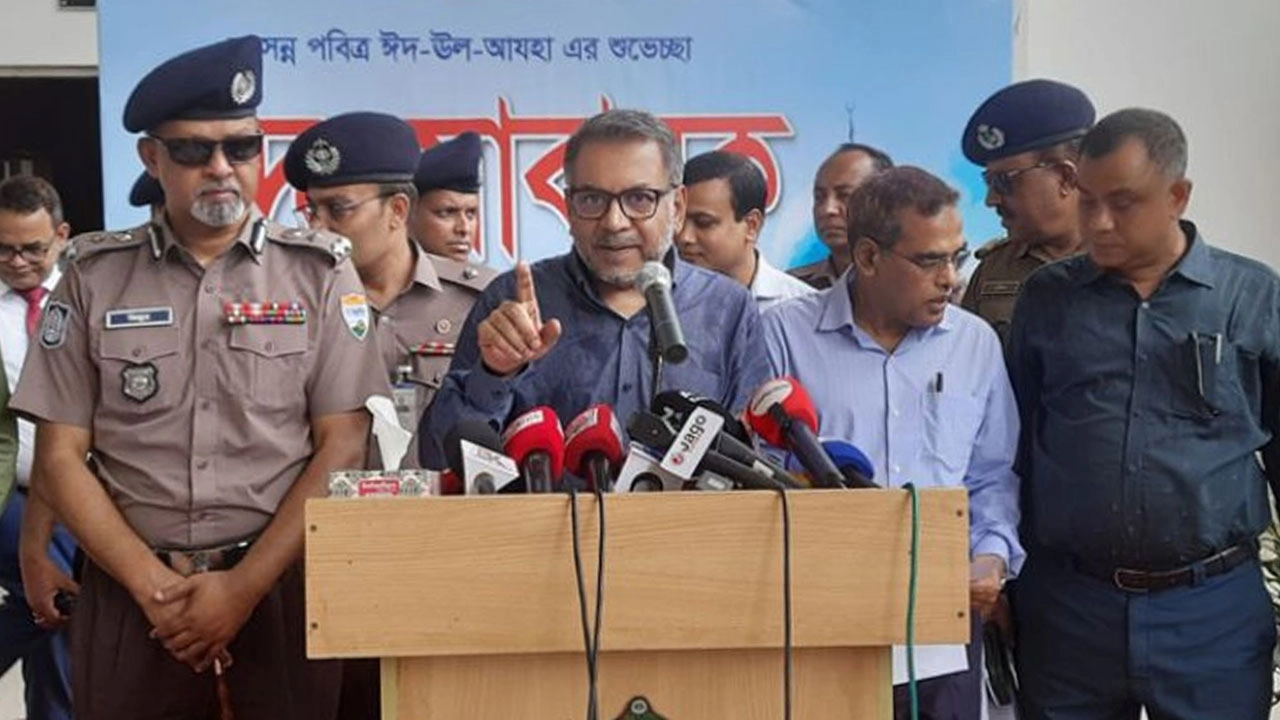 ট্রেনের ছাদে ভ্রমণ ঠেকাতে নেয়া হয়েছে বাড়তি ব্যবস্থা: রেল সচিব