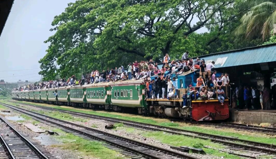 ব্রাহ্মণবাড়িয়া রেলওয়ে স্টেশনে পারাবত এক্সপ্রেসে দুর্ঘটনা, ছাদ থেকে পড়ে আহত একাধিক যাত্রী