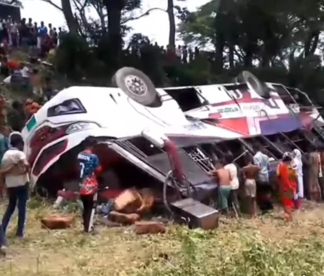 ফরিদপুরে নিয়ন্ত্রণ হারিয়ে যাত্রীবাহী বাস খাদে; বহু হতাহতের শঙ্কা
