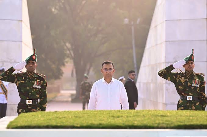 শহীদ রাষ্ট্রপতি জিয়াউর রহমানের কবরে ফুল দিয়ে শ্রদ্ধা নিবেদন করলেন প্রধানমন্ত্রী