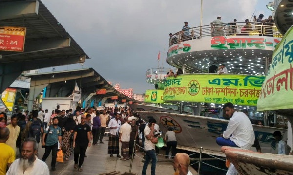 দুর্যোগপূর্ণ আবহাওয়ার কারণে সদরঘাট থেকে লঞ্চ চলাচল বন্ধ