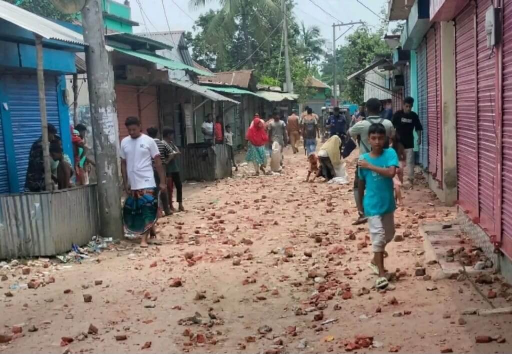 নবীনগরে দুই পক্ষের সংঘর্ষ: ব্যবসা প্রতিষ্ঠানে হামলা-ভাঙচুর আহত-১০