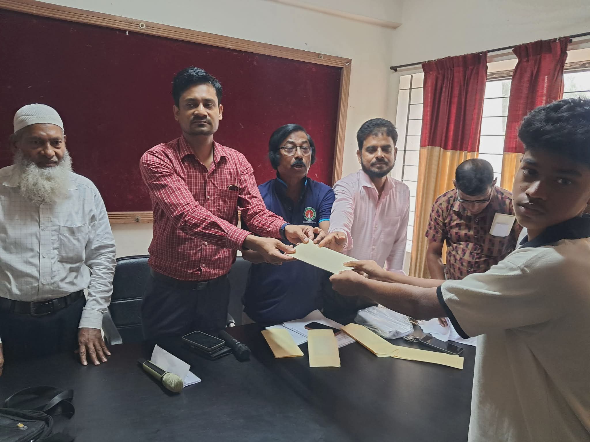 নগরকান্দায় নতুন কুঁড়ি স্পোর্টসের খেলোয়াড়দের ভাতা বিতরণ করলেন ইউএনও সাইফুল ইসলাম