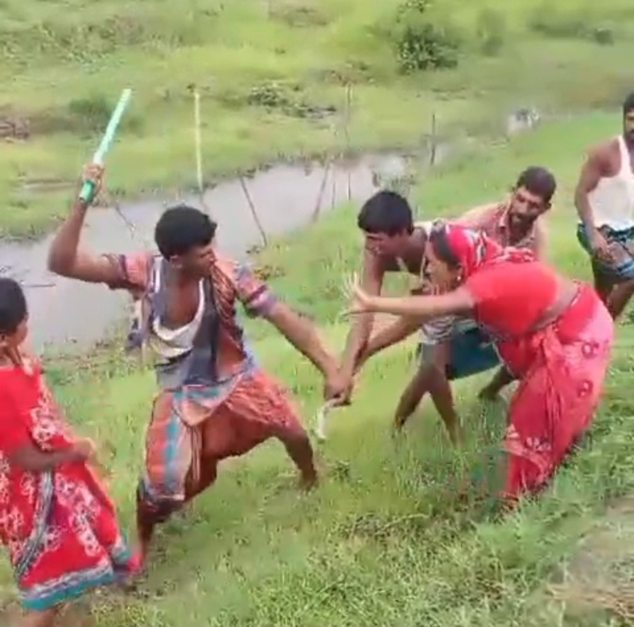 নোয়াখালীতে প্রকাশ্যে নারীকে পেটালেন যুবদল নেতা, ভিডিও ভাইরাল