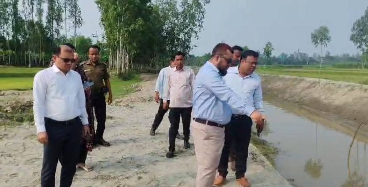 গোবিন্দগঞ্জে খাল পুনঃখনন কাজ পরিদর্শনে জেলা প্রশাসক মাসুদুর রহমান