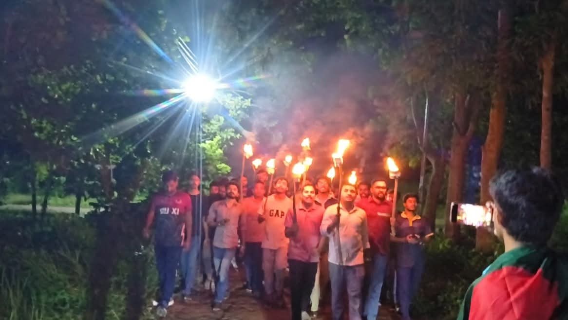 গাইবান্ধায় রামকে অবমাননার প্রতিবাদে মধ্যরাতে বরিশাল বিশ্ববিদ্যালয়ে সনাতনী শিক্ষার্থীদের মশাল মিছিল
