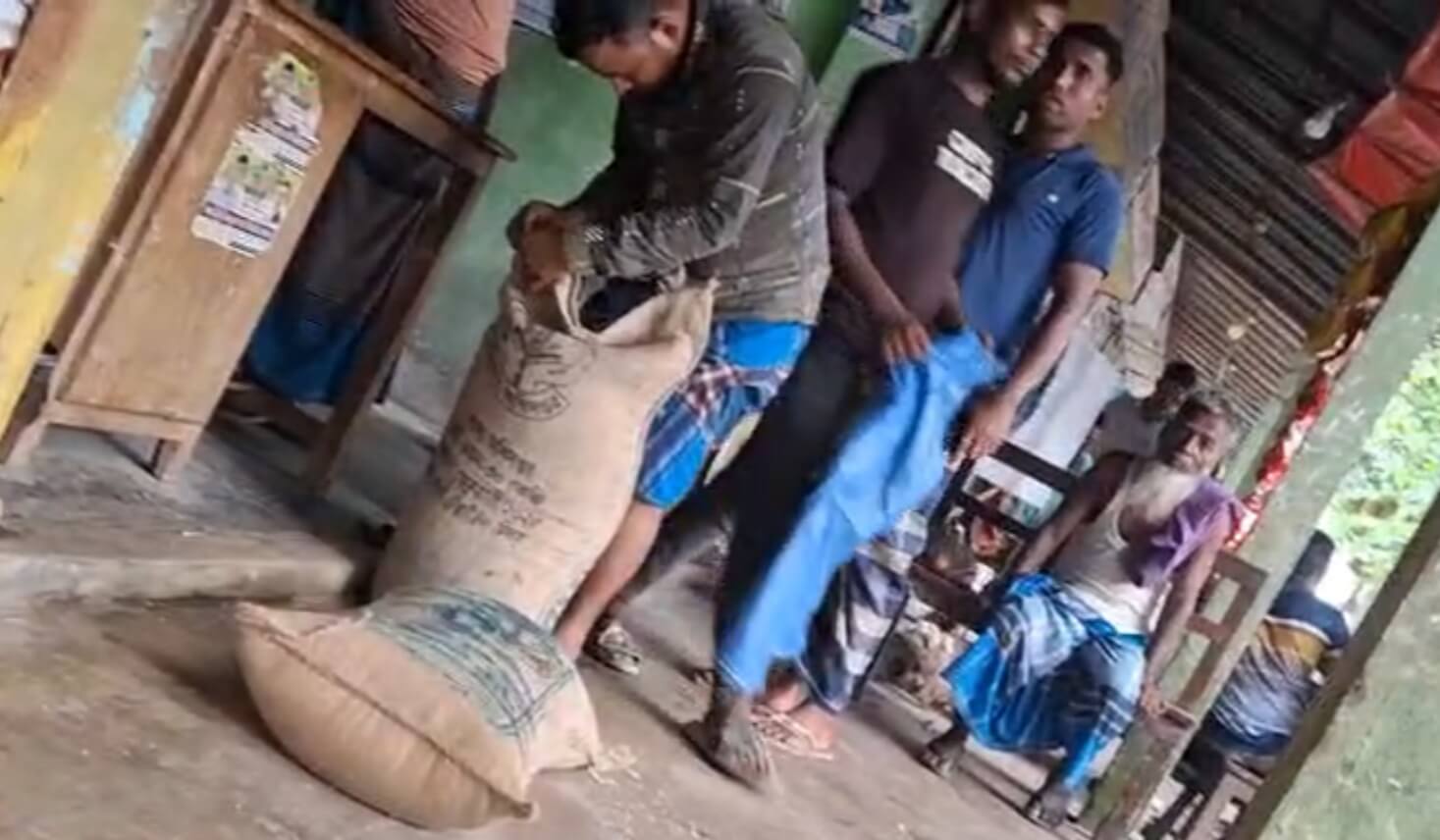 নাসিরনগরে টিসিবির চাল বিক্রির অভিযোগ, উপকারভোগী বাছাই নিয়ে প্রশ্ন