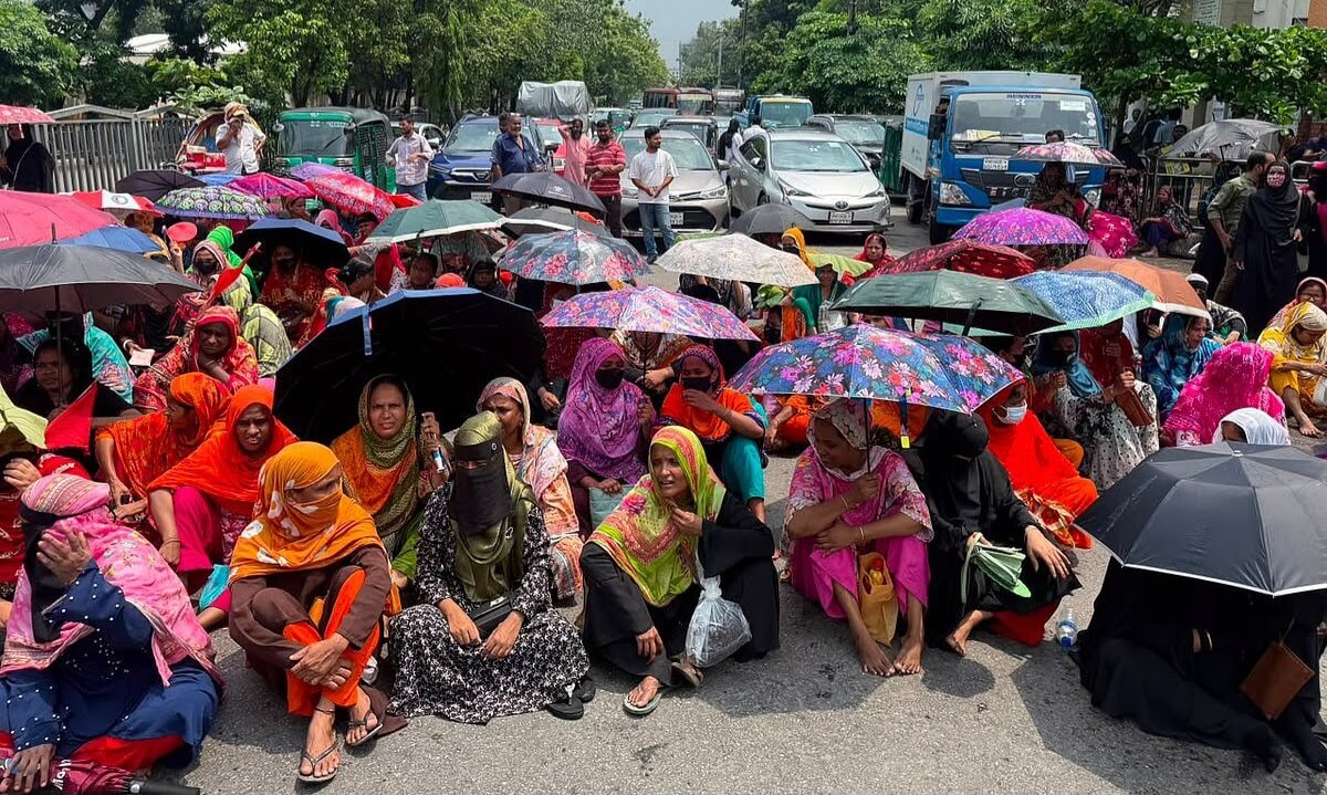 রাজধানীতে শ্রমিকদের সড়ক অবরোধ, যান চলাচল বন্ধ