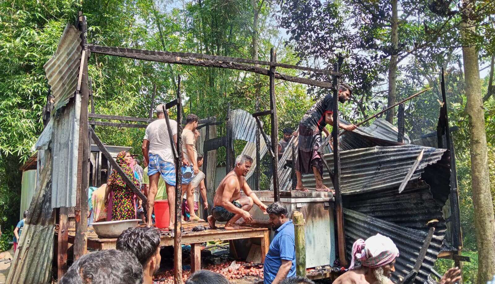 জাজিরায় অগ্নিকাণ্ডে ভ্যানচালকের একমাত্র বসতঘর পুড়ে ছাই