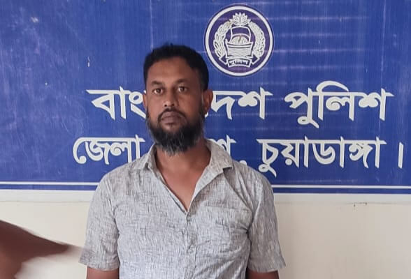 জীবননগর সীমান্তে ৪টি স্বর্ণের বারসহ পাচারকারী আটক