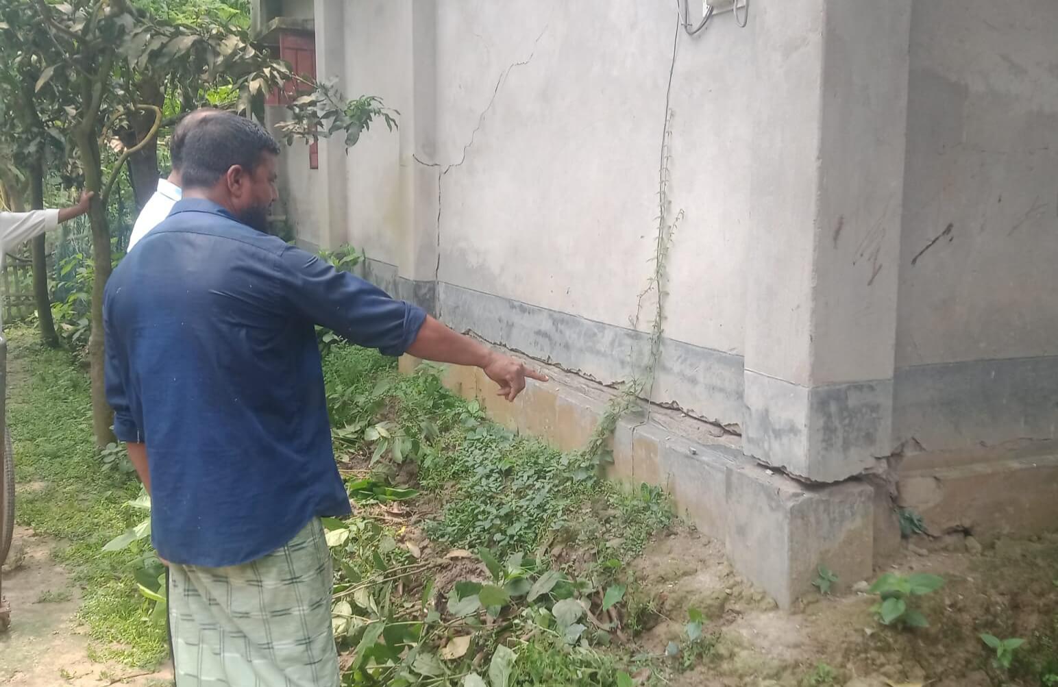 বড়পুকুরিয়া কয়লা খনির কারণে এলাকার ঘরবাড়িতে ফাটল আতঙ্কে সাধারণ মানুষ