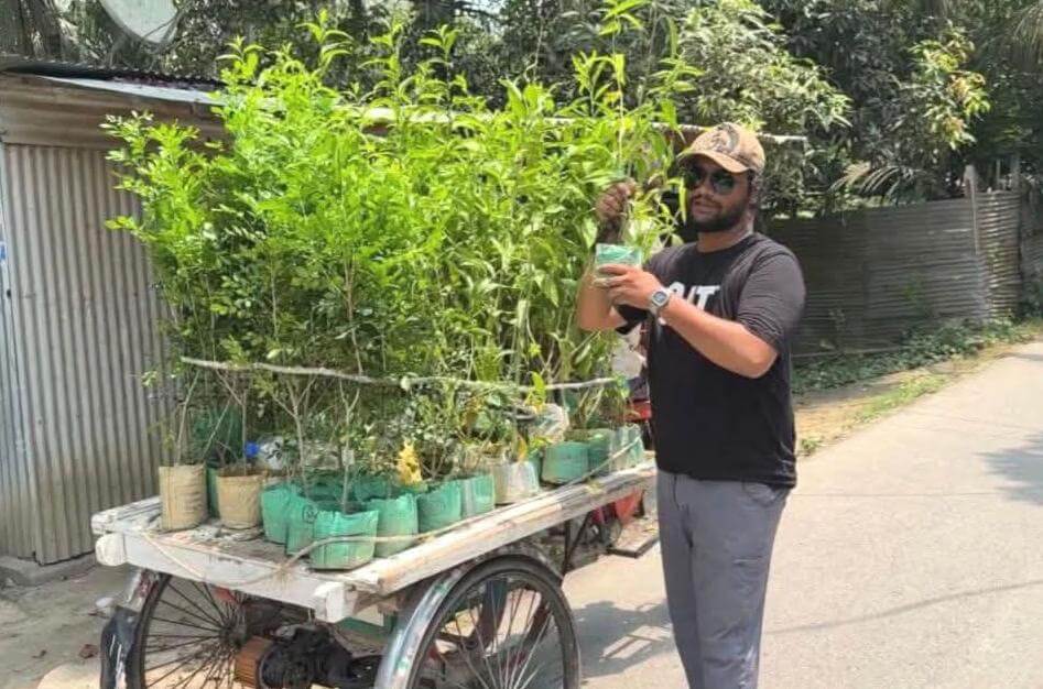কবরের তিন গাছ চুরি, গ্রামজুড়ে ফুলগাছ রোপণে ব্যতিক্রমী দৃষ্টান্ত স্থাপন করলেন শামীম আহমেদ