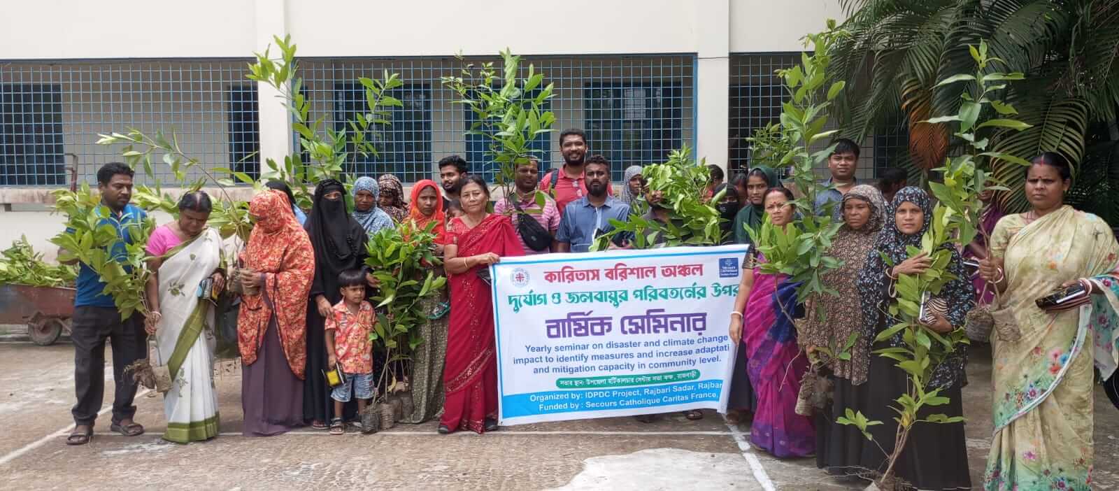 দূর্যোগ ও জলবায়ু পরিবর্তন বিষয়ে কারিতাসের সেমিনার, সদস্যদের মাঝে গাছ বিতরণ