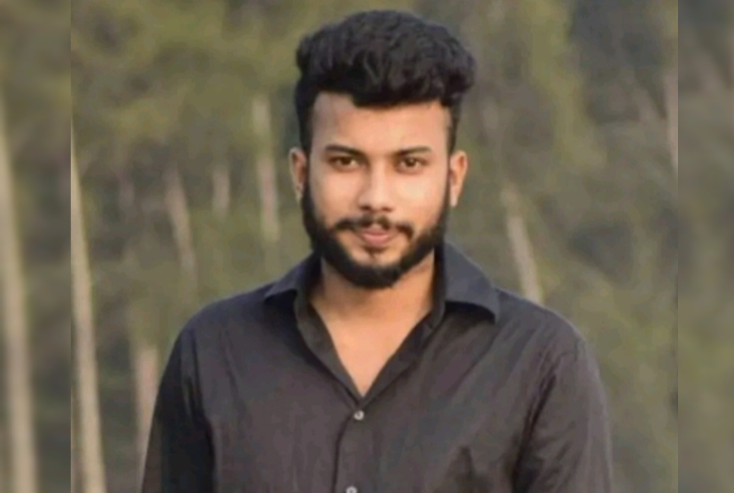 টিকিট না পেয়ে ট্রেনের ছাদে ভ্রমণ, ব্রিজের সঙ্গে ধাক্কায় ঠিকাদারের মৃত্যু
