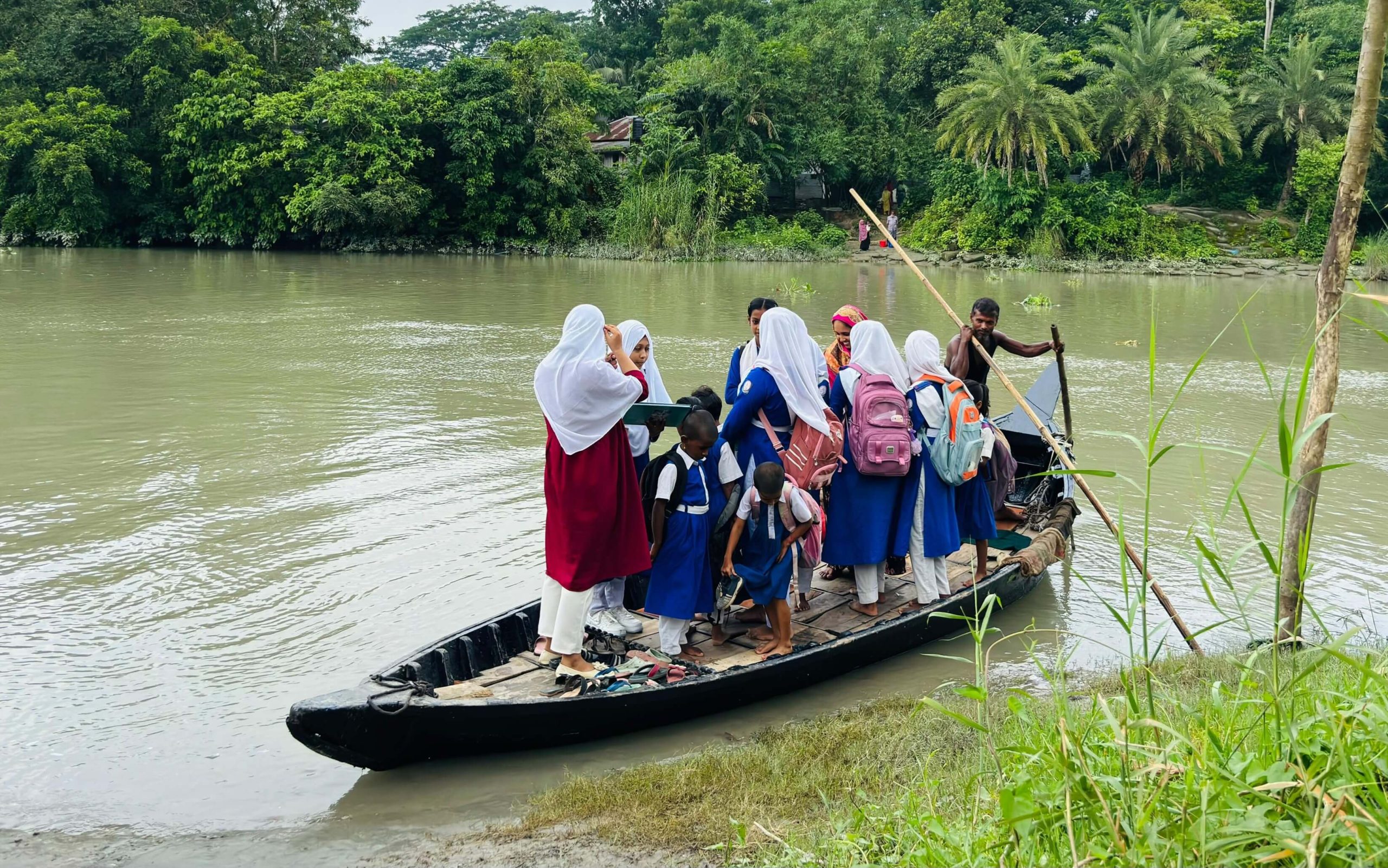 ১০ গ্রামের মানুষের জীবন আটকে আছে একটি নৌকায়