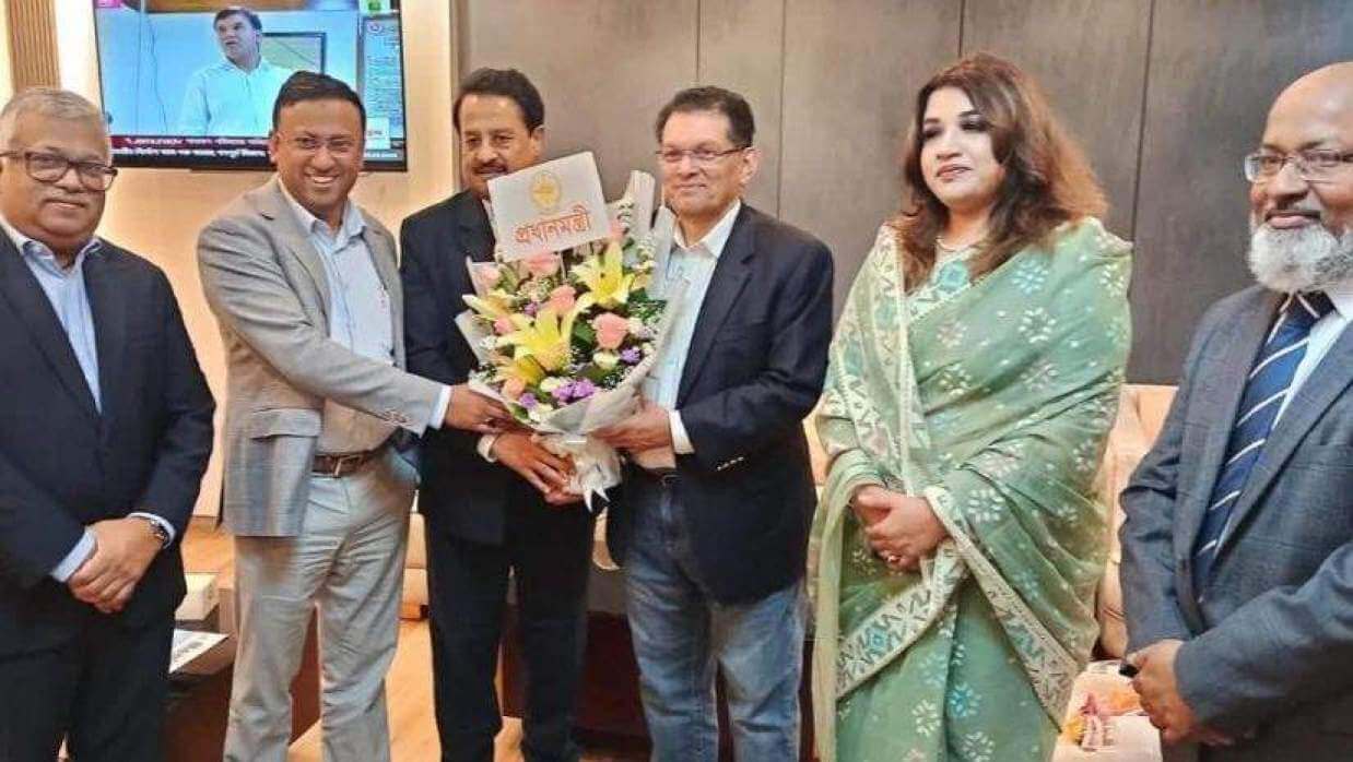 দেশে ফিরেছেন পররাষ্ট্রমন্ত্রী ও পররাষ্ট্র উপদেষ্টা