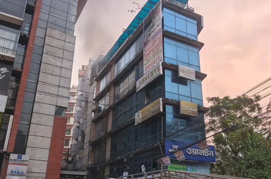 ধানমন্ডি ২৭ নম্বরে বহুতল ভবনে আগুন