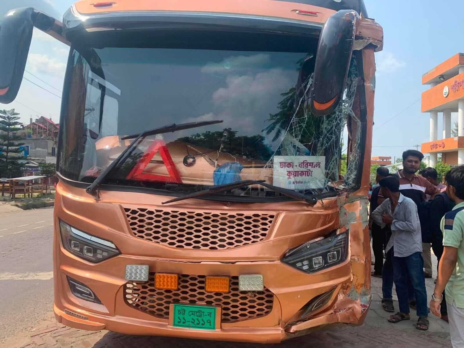 ববি বাসে আইকনিক এক্সপ্রেসের ধাক্কা আহত তিন শিক্ষার্থী, নিরাপত্তা নিয়ে উদ্বেগ