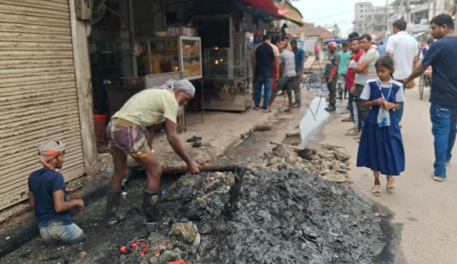 পাংশা বাজারের পানি নিস্কাশনে ড্রেন পরিস্কার অভিযান চলছে