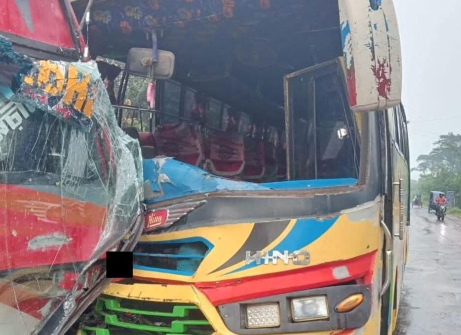 ফরিদপুরে দুইটি লোকাল বাসের মুখোমুখি সংঘর্ষ