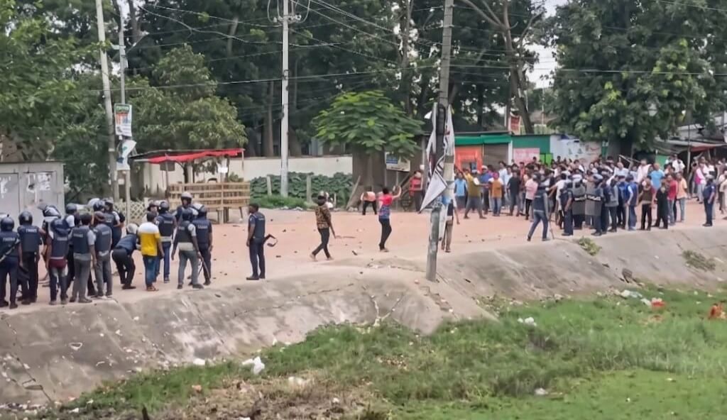 কসবায় হজযাত্রীর লাগেজ নিয়ে দুই পক্ষের মধ্যে থেমে থেমে সংঘর্ষ, আহত-১০