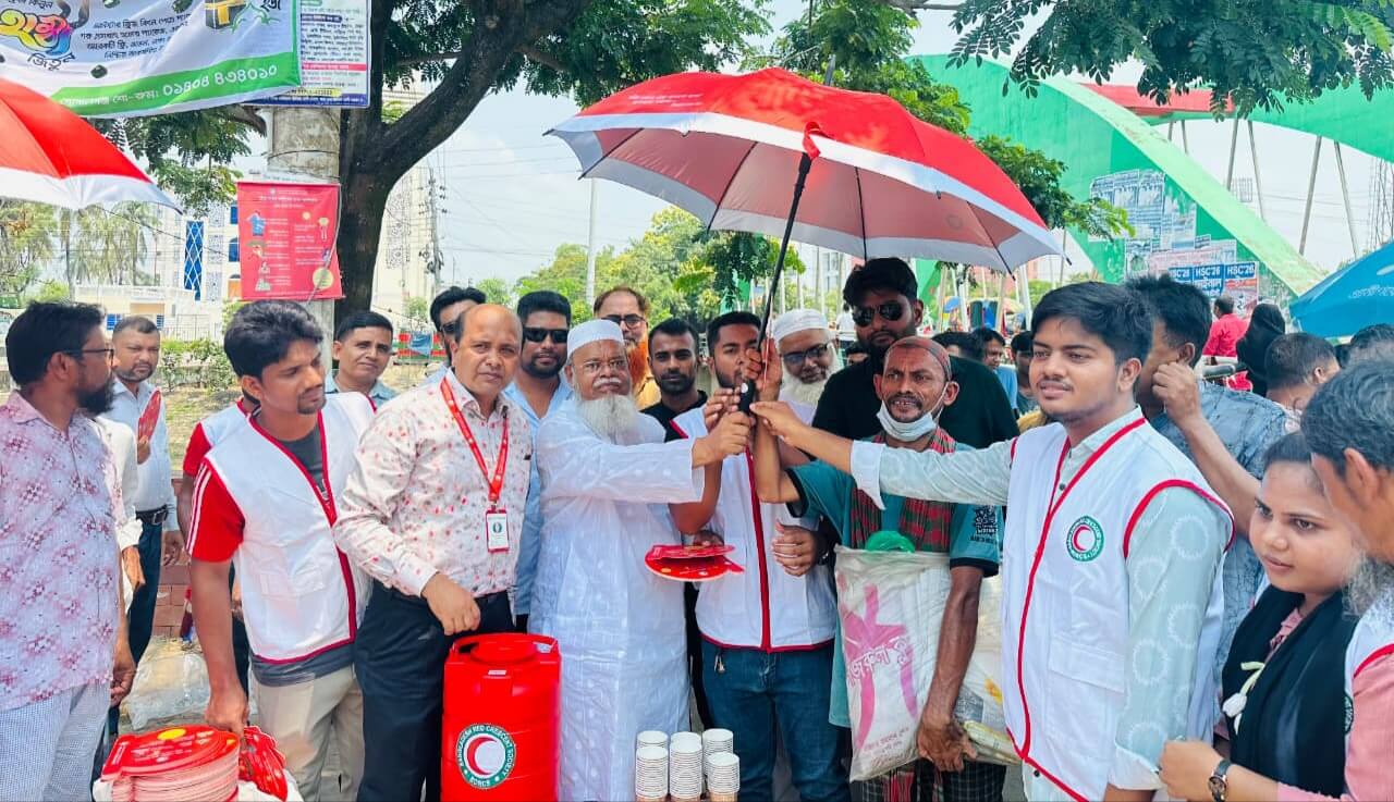 গোপালগঞ্জে রেড ক্রিসেন্টের উদ্যোগে সুপেয় পানি, ছাতা ও হাতপাখা বিতরণ