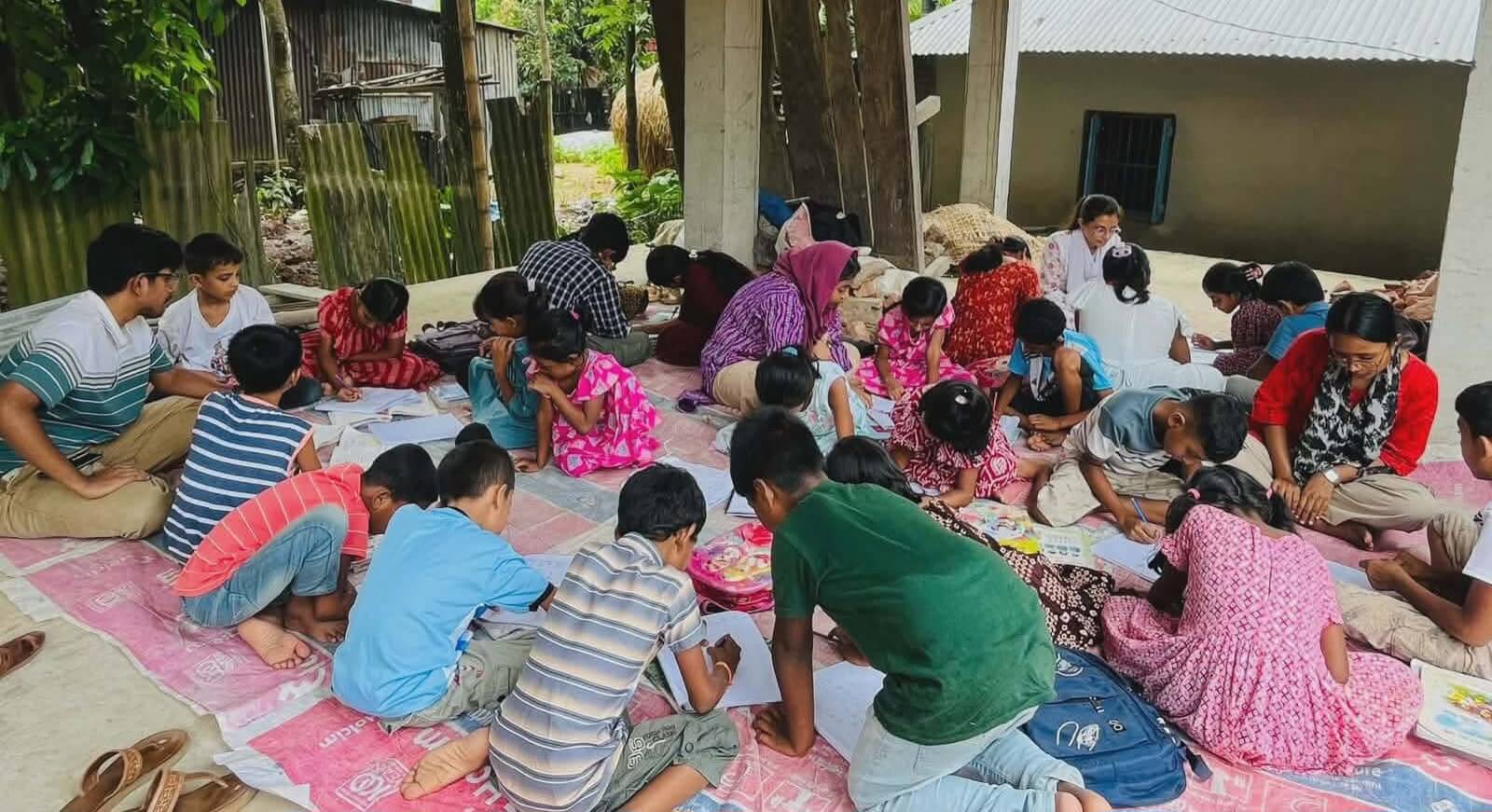 গ্রামীণ শিক্ষার্থীদের জন্য ‘বন্ধুস্কুল’, উদ্যোগে কুবির সাত শিক্ষার্থী