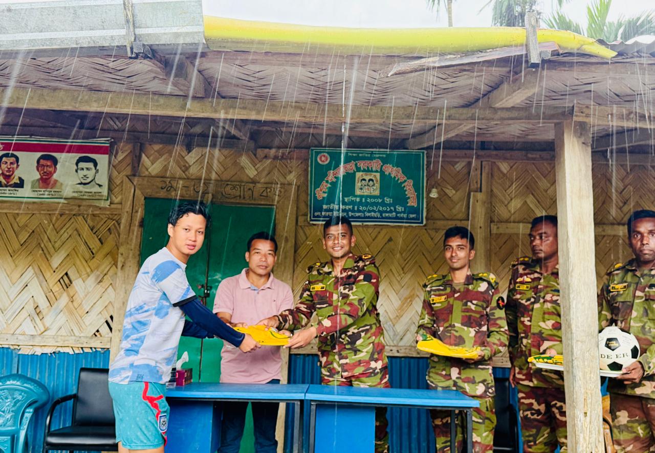 বিলাইছড়ি সেনা জোনের অধীনস্থ তাংখুইতাং আর্মি ক্যাম্প কর্তৃক ক্রীড়া সামগ্রী বিতরণ