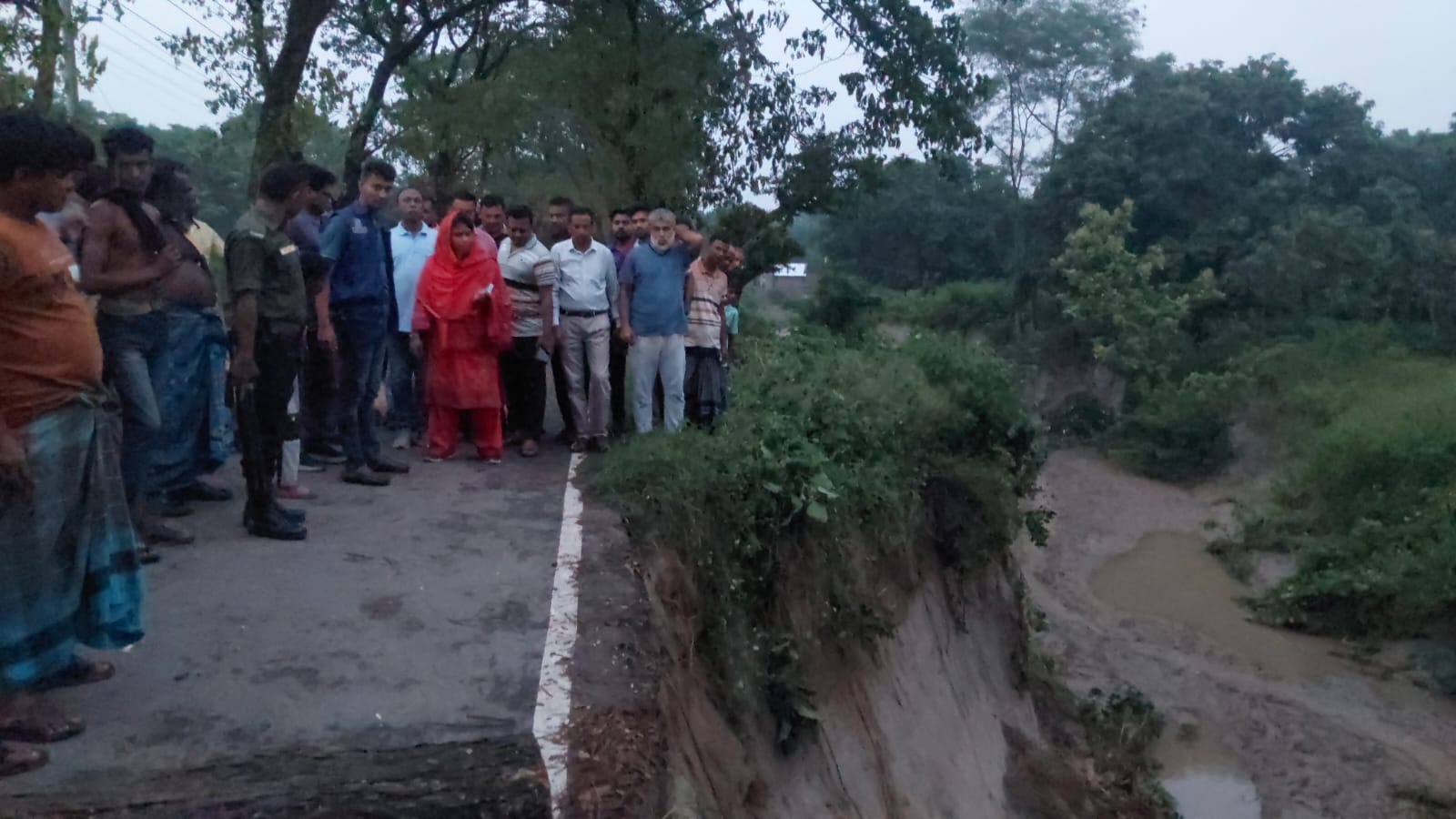সড়কের জায়গায় অবৈধ বালু উত্তোলন; ধসের মুখে কোটি টাকার দামুড়হুদা-মুজিবনগর সড়ক; ১২ কিলোমিটার যান চলাচল বন্ধ