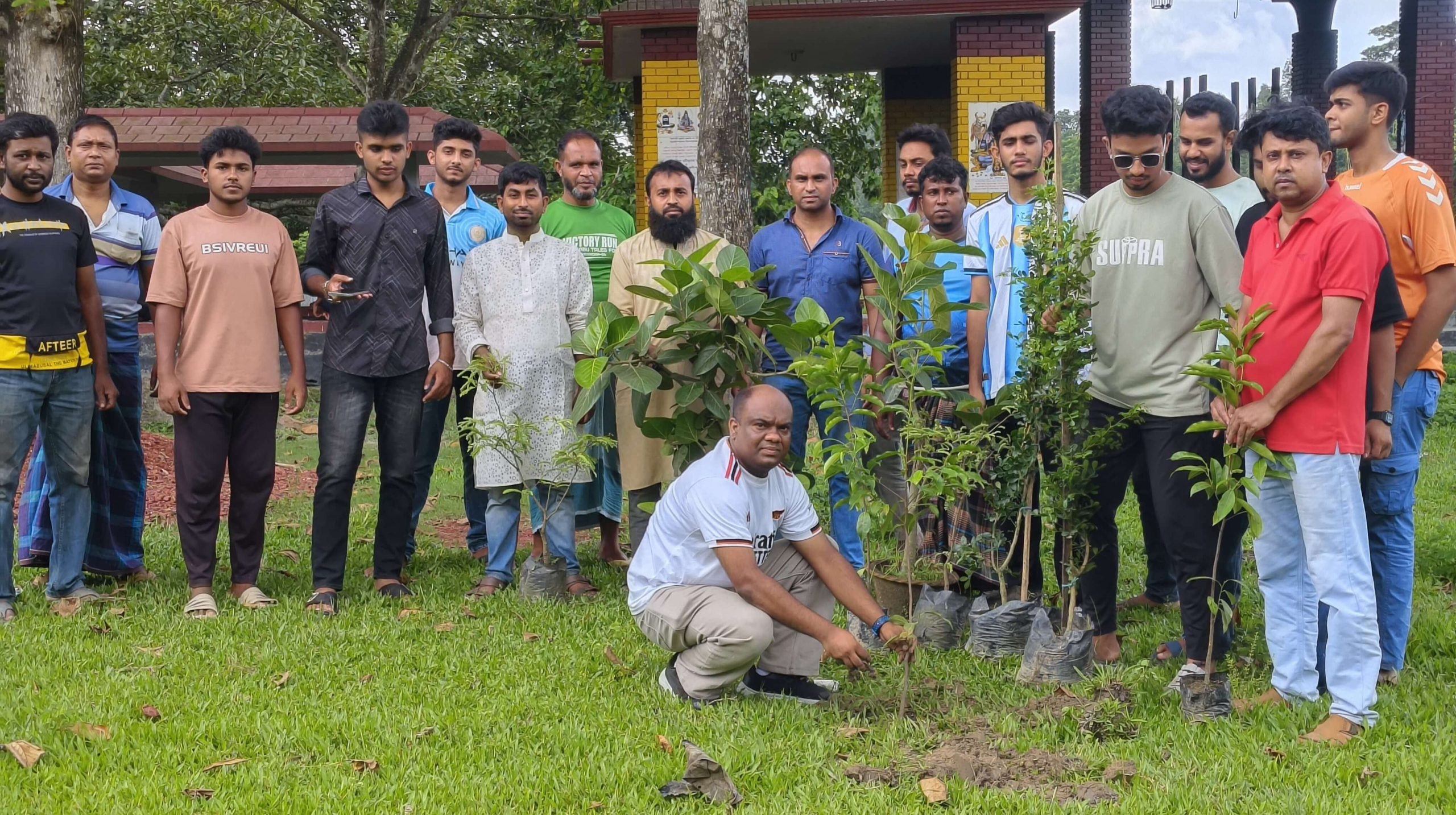 কালীগঞ্জ পৌরসভার ৫ নম্বর ওয়ার্ডের নিশ্চিন্তপুর শ্মশানঘাটে বৃক্ষরোপণ কর্মসূচি অনুষ্ঠিত