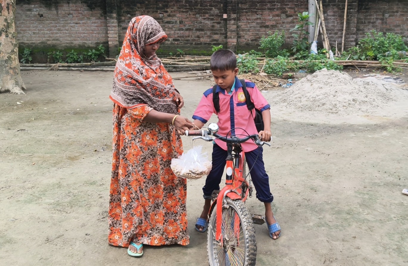 এক হাতে বই, অন্য হাতে বাদামের ঝুড়ি: শিশু মাহিমের ছোট্ট কাঁধে বড় সংসার