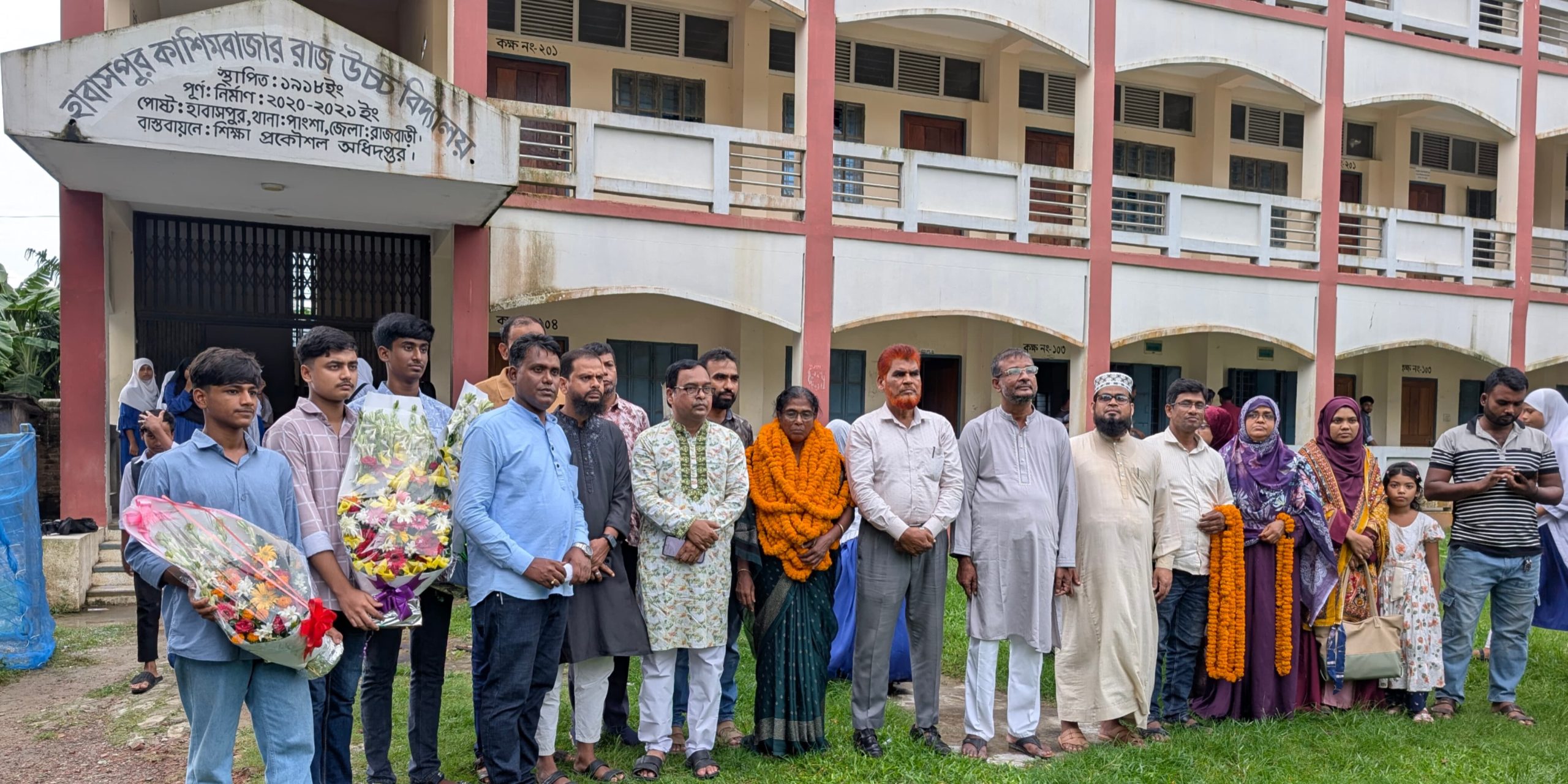 ৩৬ বছরের শিক্ষকতা শেষে মালতী রানী দাসকে রাজকীয় বিদায়