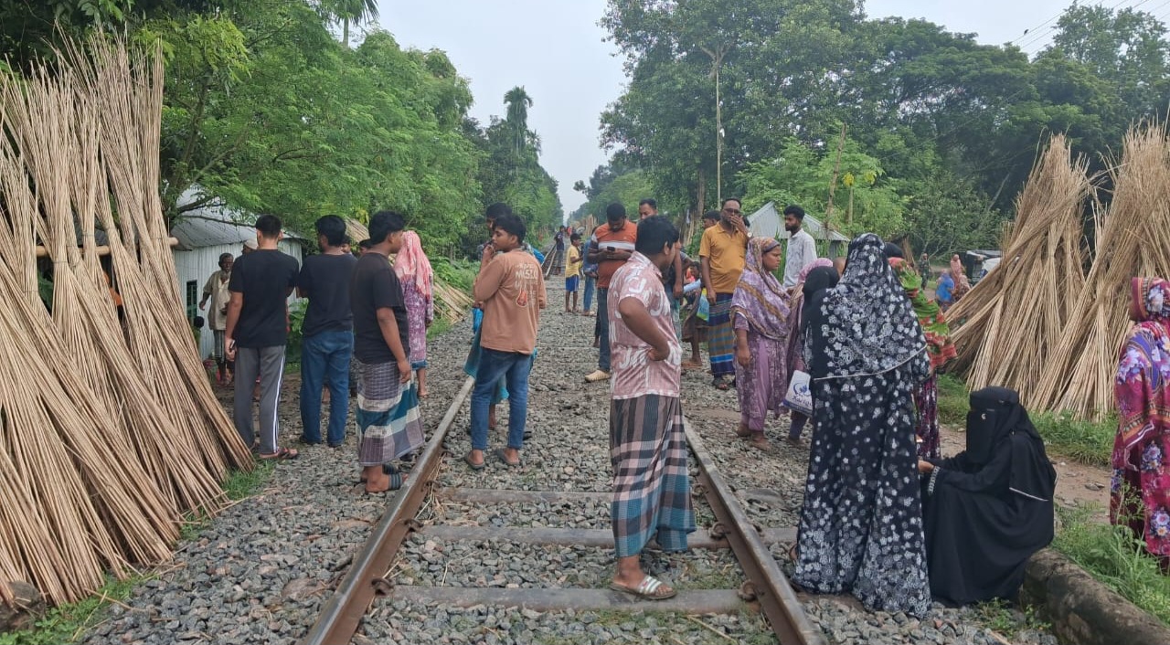 রাজবাড়ীর মাছপাড়াতে ট্রেনে কাটা পড়ে এক মায়ের মৃত্যু সৌভাগ্যক্রমে বেঁচে গেলেন শিশুপুত্র ইভান