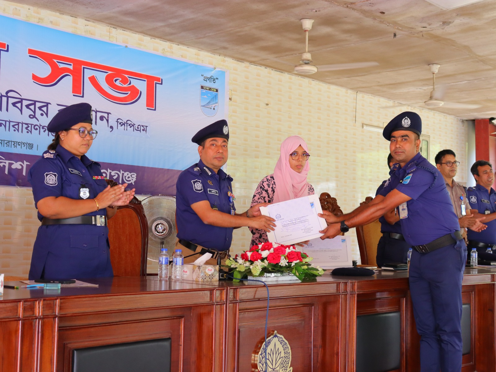 কল্যাণ ও অপরাধ পর্যালোচনা সভায় শ্রেষ্ঠ এসআই পুরস্কৃত হয়েছেন রূপগঞ্জ থানার এসআই রৌশন আলী